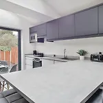 Spacious, Modern 2 Bed Apartment With Ensuites
