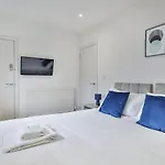 3 Bed Refurbished, Modern House, Wifi, Patio Area