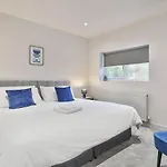 3 Bed Refurbished, Modern House, Wifi, Patio Area