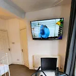 Spacious Ensuite Room With Charming Bay Window