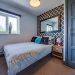 Beautiful Harborough Avenue 6 Bed House