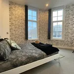 Elegant Urban 2Br Hideaway