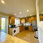 Spacious & Stylish 5Br Townhouse - Free Parking