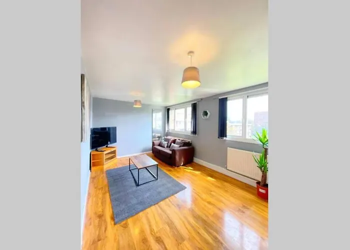 Spacious Three Bed City House - Parking / Netflix