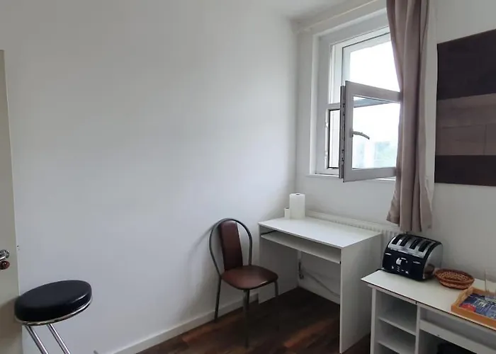 Spacious Bedroom Close To City Centre