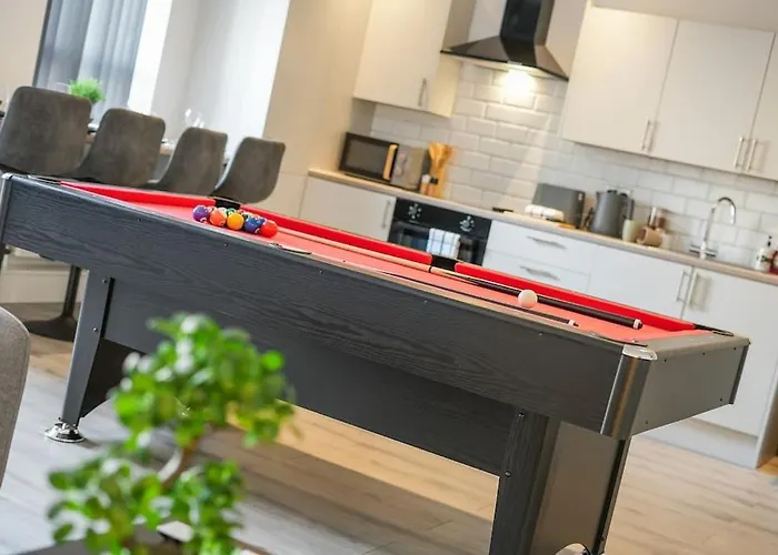 Modern 2 Bed Apt, 7Ft Pool Table, Sheffield City Centre, Free Parking, Netflix - Hosted By Stay Host Save