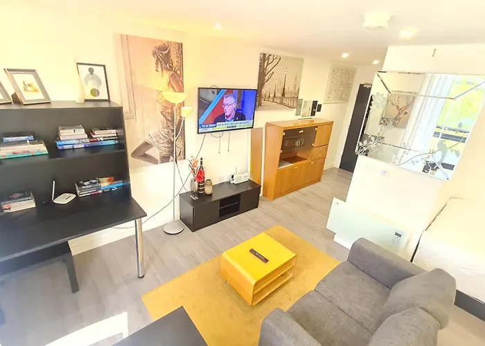 Compact Studio Serviced Apartment Sheffield City Centre - Netflix, Wifi, Digital Tv