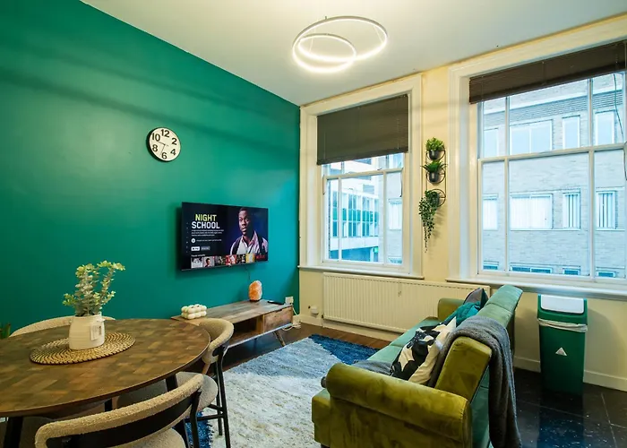 Hallam Sleek Central Apartment