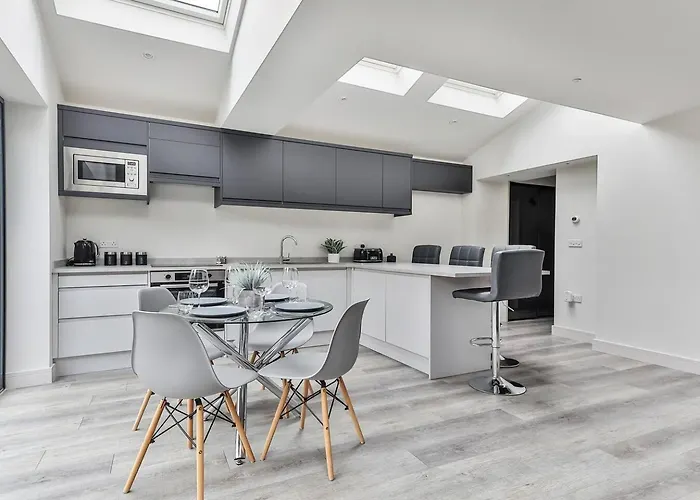 Spacious, Modern 2 Bed Apartment With Ensuites