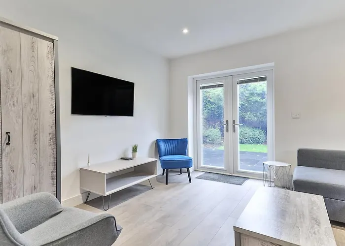 3 Bed Refurbished, Modern House, Wifi, Patio Area