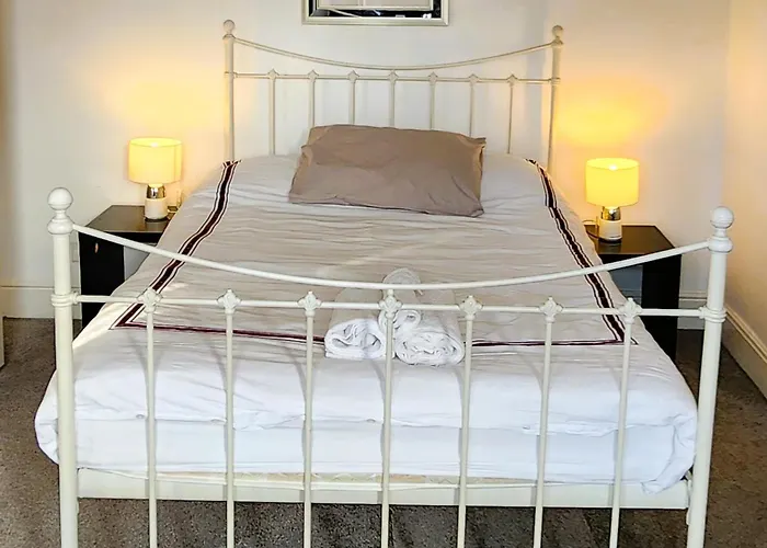 Spacious Ensuite Room With Charming Bay Window
