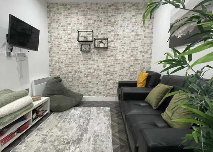 Elegant Urban 2Br Hideaway