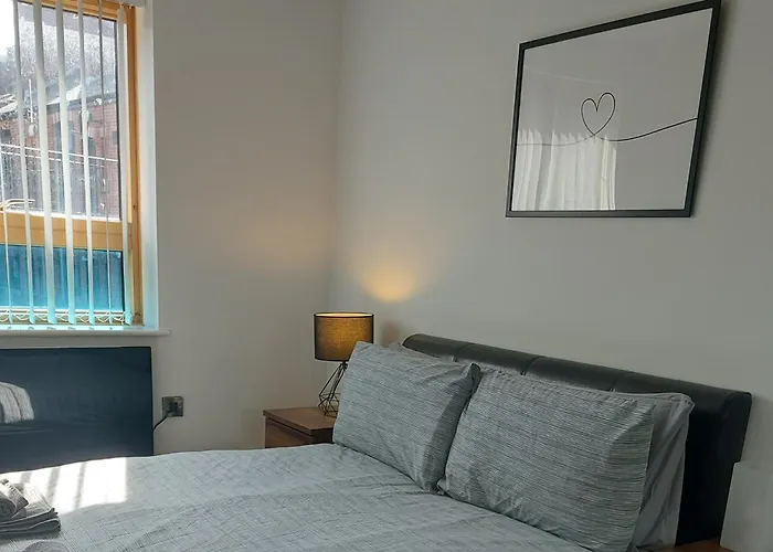 Modern 2-Bed Apartment -12 Min Walk To Centre