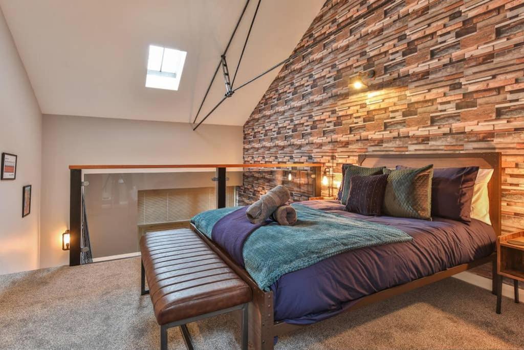 Victorian Tramsheds, Modern + Parking Apartment *