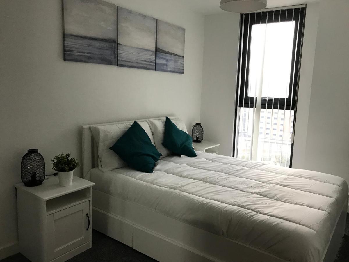 Teal 12: Panoramic Views From 12th Floor Apartment *