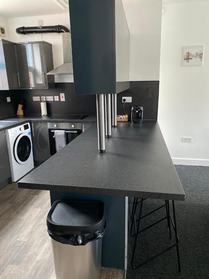 8 Bed 9 Bath Ensuite House With Hot Tub And Free Parking Holiday home *