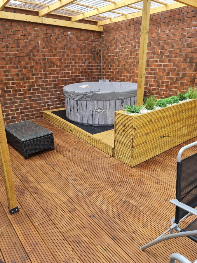 Holiday home 8 Bed 9 Bath Ensuite House With Hot Tub And Free Parking