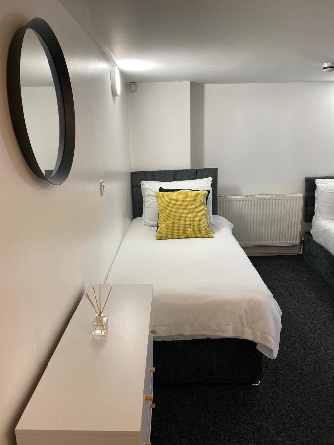 8 Bed 9 Bath Ensuite House With Hot Tub And Free Parking