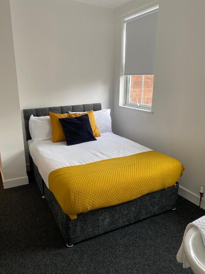 Holiday home 8 Bed 9 Bath Ensuite House With Hot Tub And Free Parking *