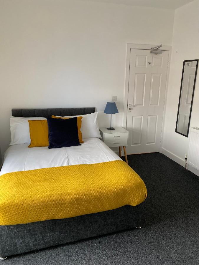 Holiday home 8 Bed 9 Bath Ensuite House With Hot Tub And Free Parking Sheffield