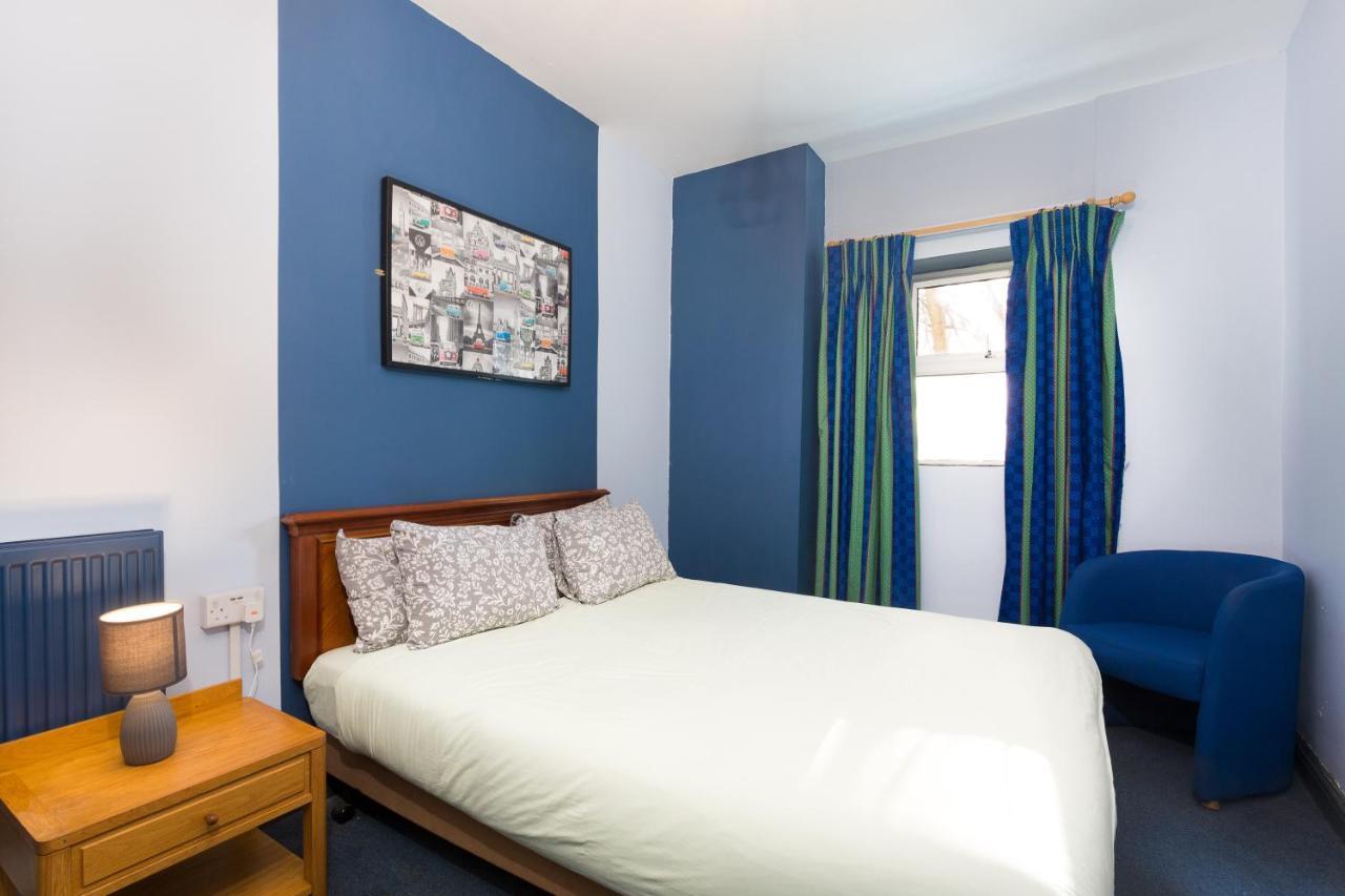 Russell Scott Backpackers - *