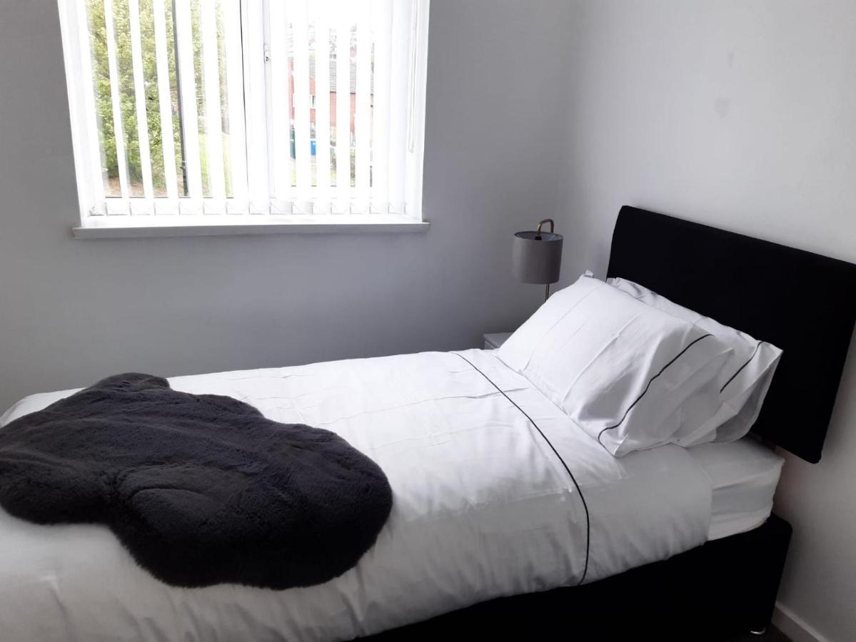 Holiday home Cheerful Close To The And Peak District