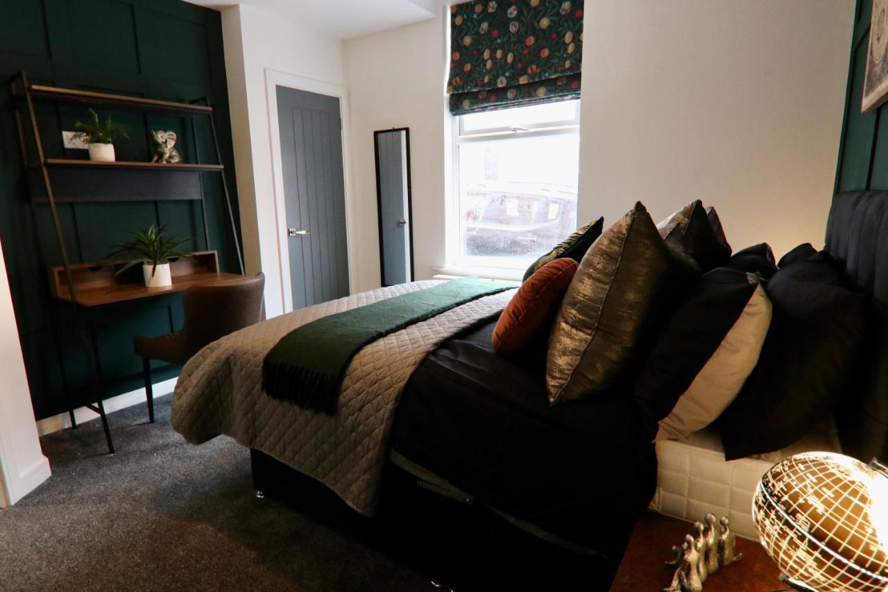 Boutique 5 Bed On Birdwell Road - Free Parking *