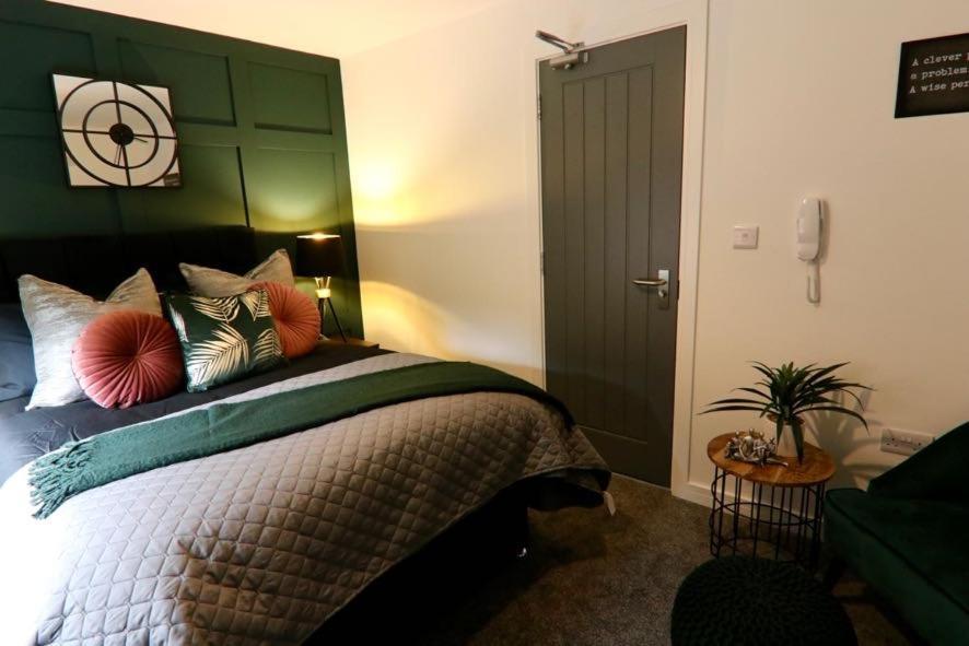 Boutique 5 Bed On Birdwell Road - Free Parking