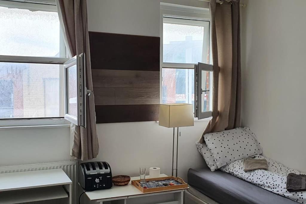 Spacious Bedroom Close To City Centre Apartment *