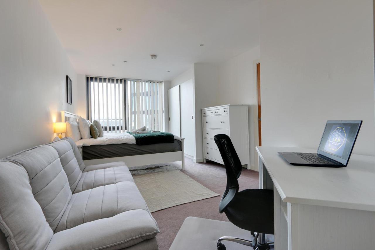 City Heart Apartments: Spacious 2-bed With Views & Netflix Apartment Sheffield