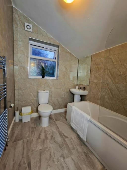 Holiday home Stunning 3 Bedroom Near Ng Hospital