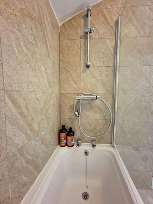 Holiday home Stunning 3 Bedroom Near Ng Hospital *