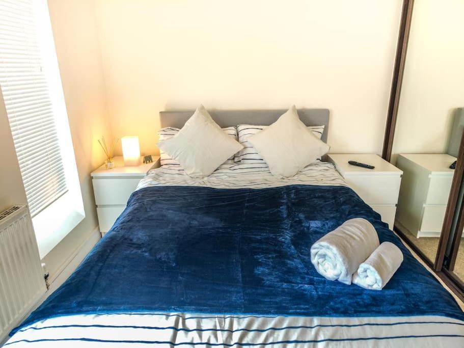 Elite Living - 2 Bed House With Parking Accommodates Up To 5 Holiday home