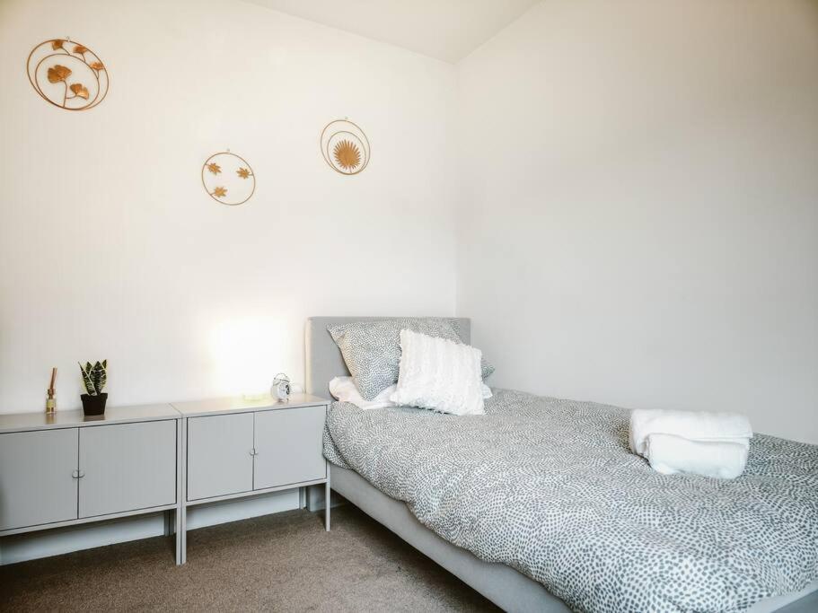 Elite Living - 2 Bed House With Parking Accommodates Up To 5 Holiday home *