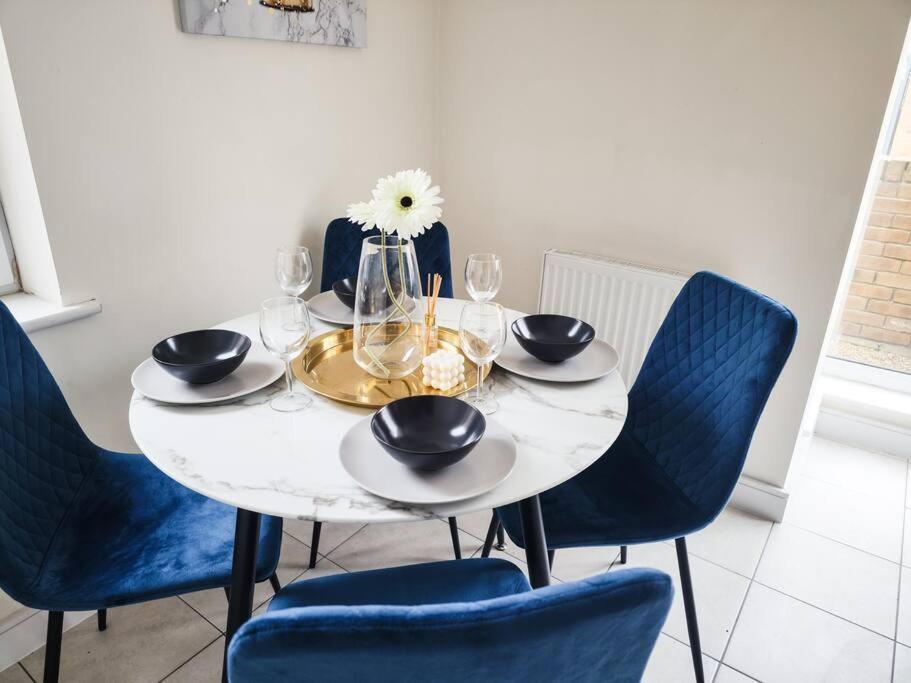 Elite Living - 2 Bed House With Parking Accommodates Up To 5 *