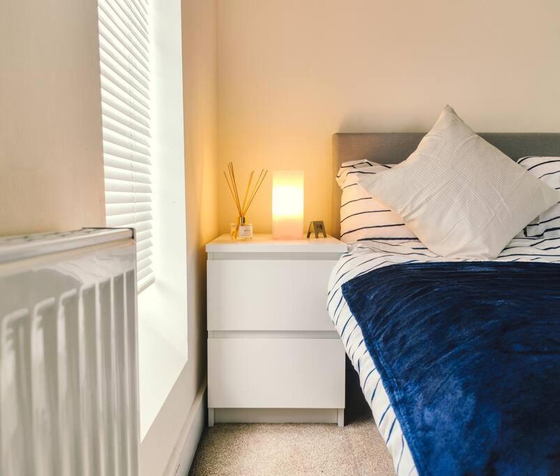 Holiday home Elite Living - 2 Bed House With Parking Accommodates Up To 5 *