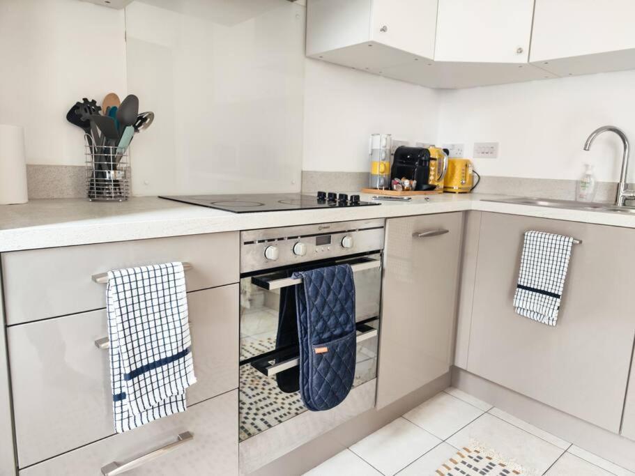 Elite Living - 2 Bed House With Parking Accommodates Up To 5 Holiday home Sheffield