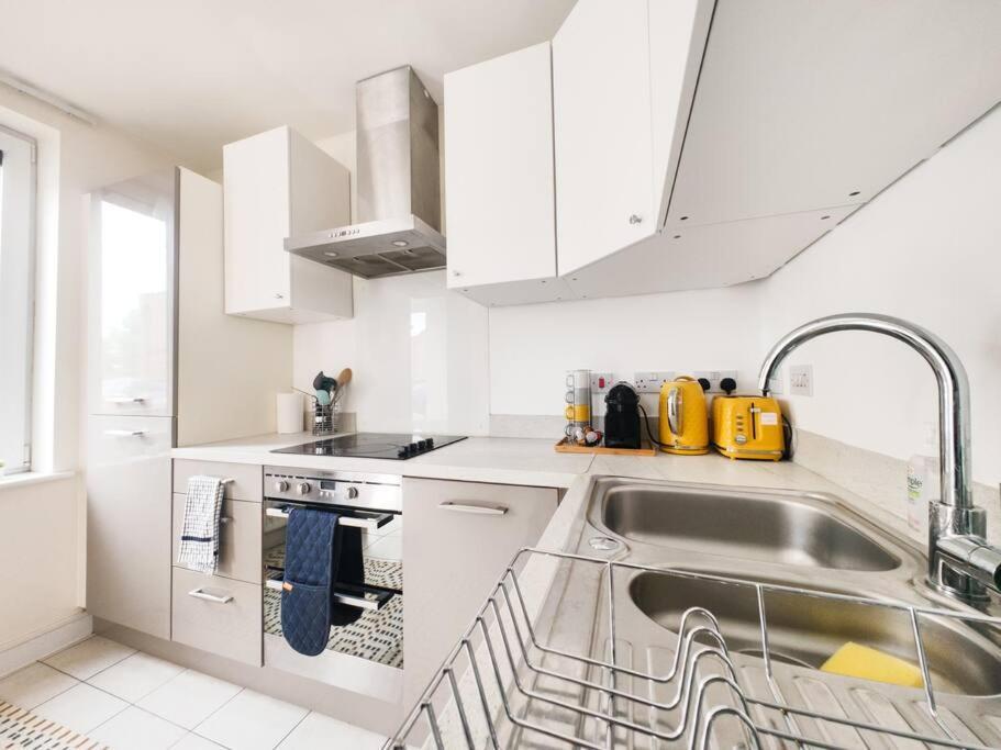 Elite Living - 2 Bed House With Parking Accommodates Up To 5 * Sheffield