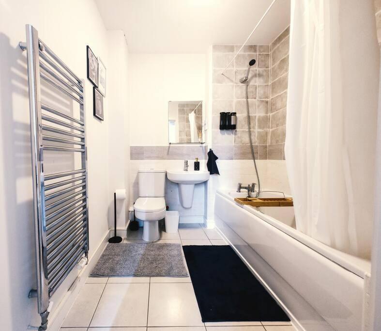 Elite Living - 2 Bed House With Parking Accommodates Up To 5 Holiday home *