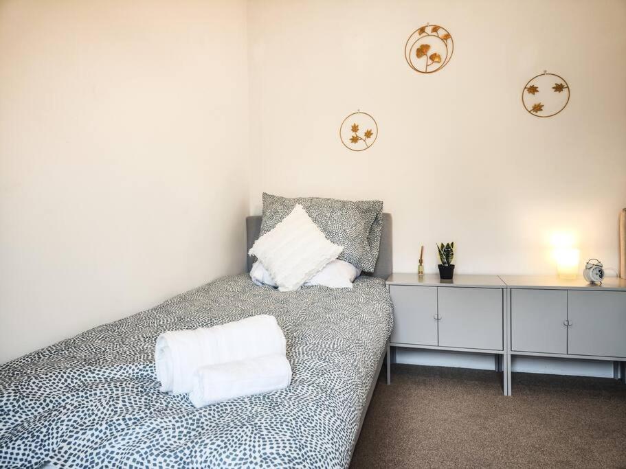 Elite Living - 2 Bed House With Parking Accommodates Up To 5 * Sheffield