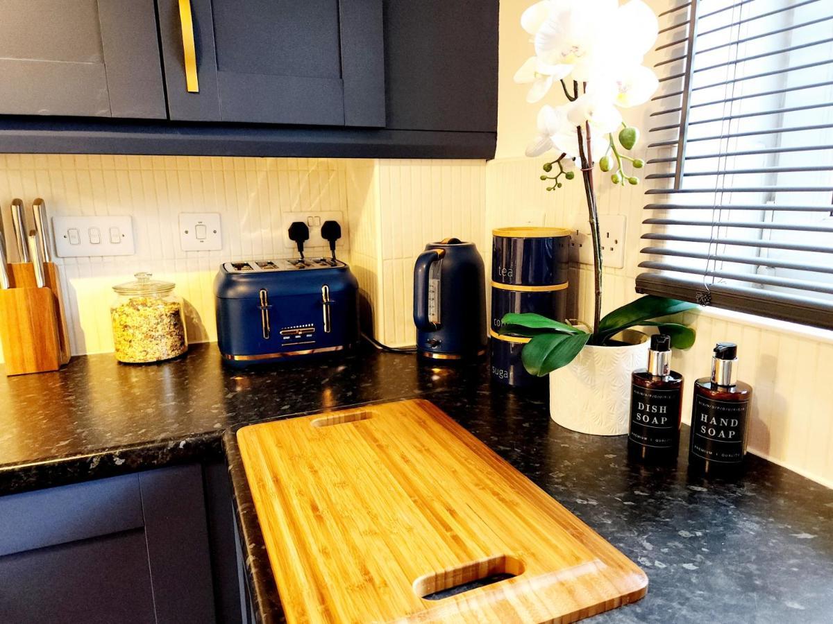 Holiday home From 3 Bed,2 Bath House With Garden&parking Near Centre&tram Stop