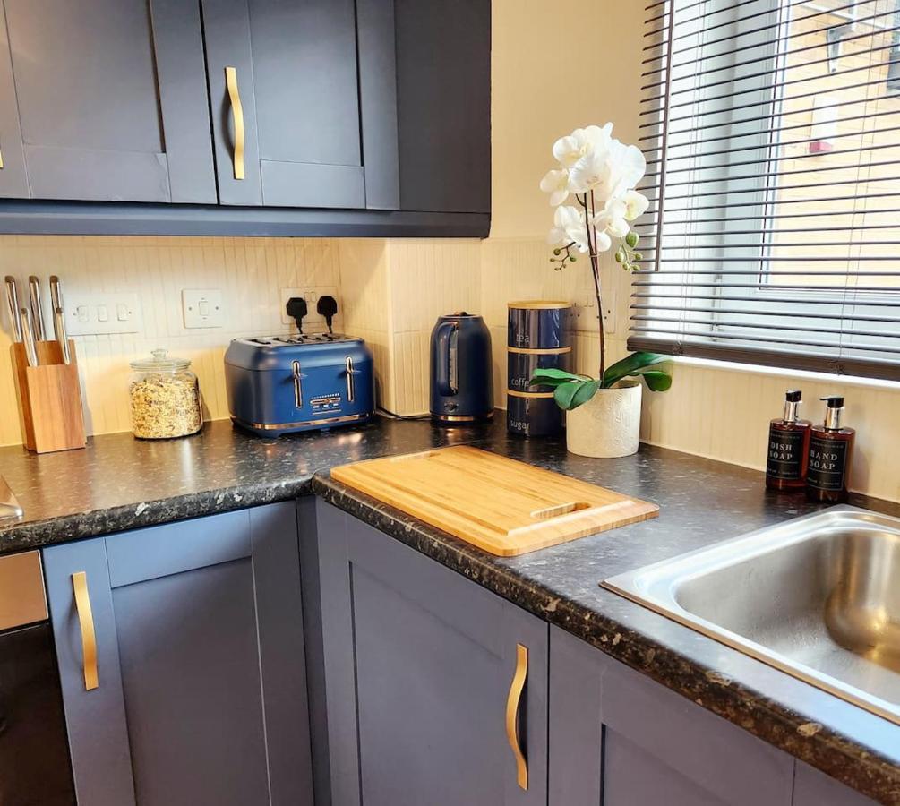 From 3 Bed,2 Bath House With Garden&parking Near Centre&tram Stop Holiday home