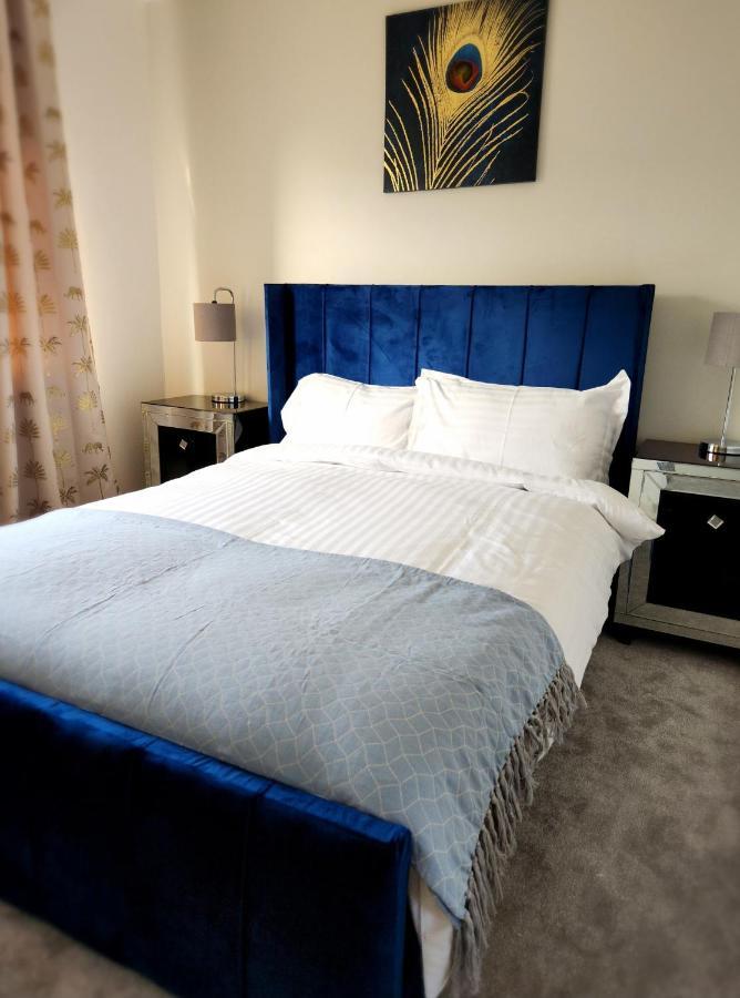 Holiday home From 3 Bed,2 Bath House With Garden&parking Near Centre&tram Stop *