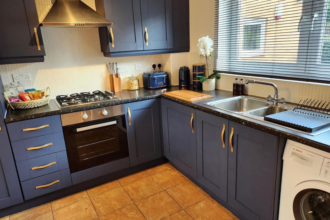 From 3 Bed,2 Bath House With Garden&parking Near Centre&tram Stop Holiday home *