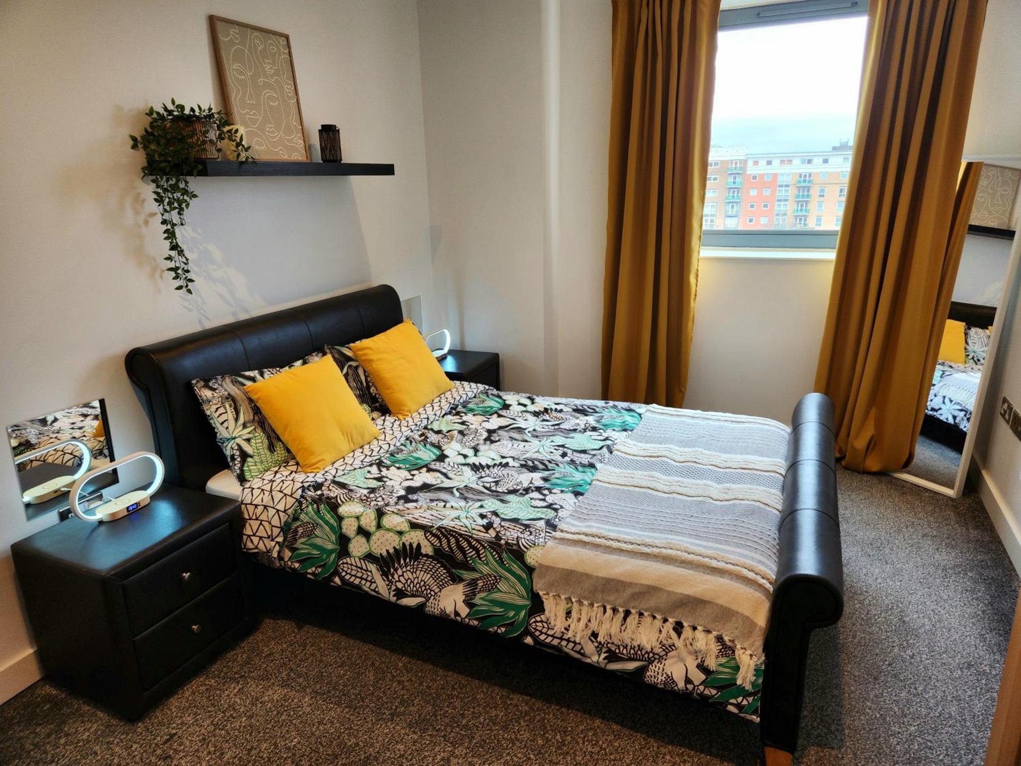 Apartment Centre 2 Bed & 2 Bath With Free Secured Parking Near And Hospital Sheffield