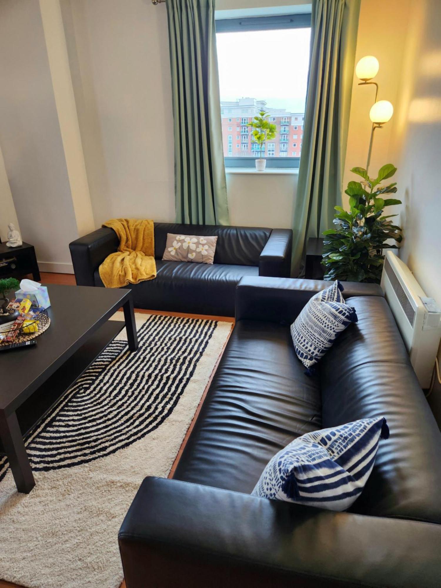 Centre 2 Bed & 2 Bath With Free Secured Parking Near And Hospital *