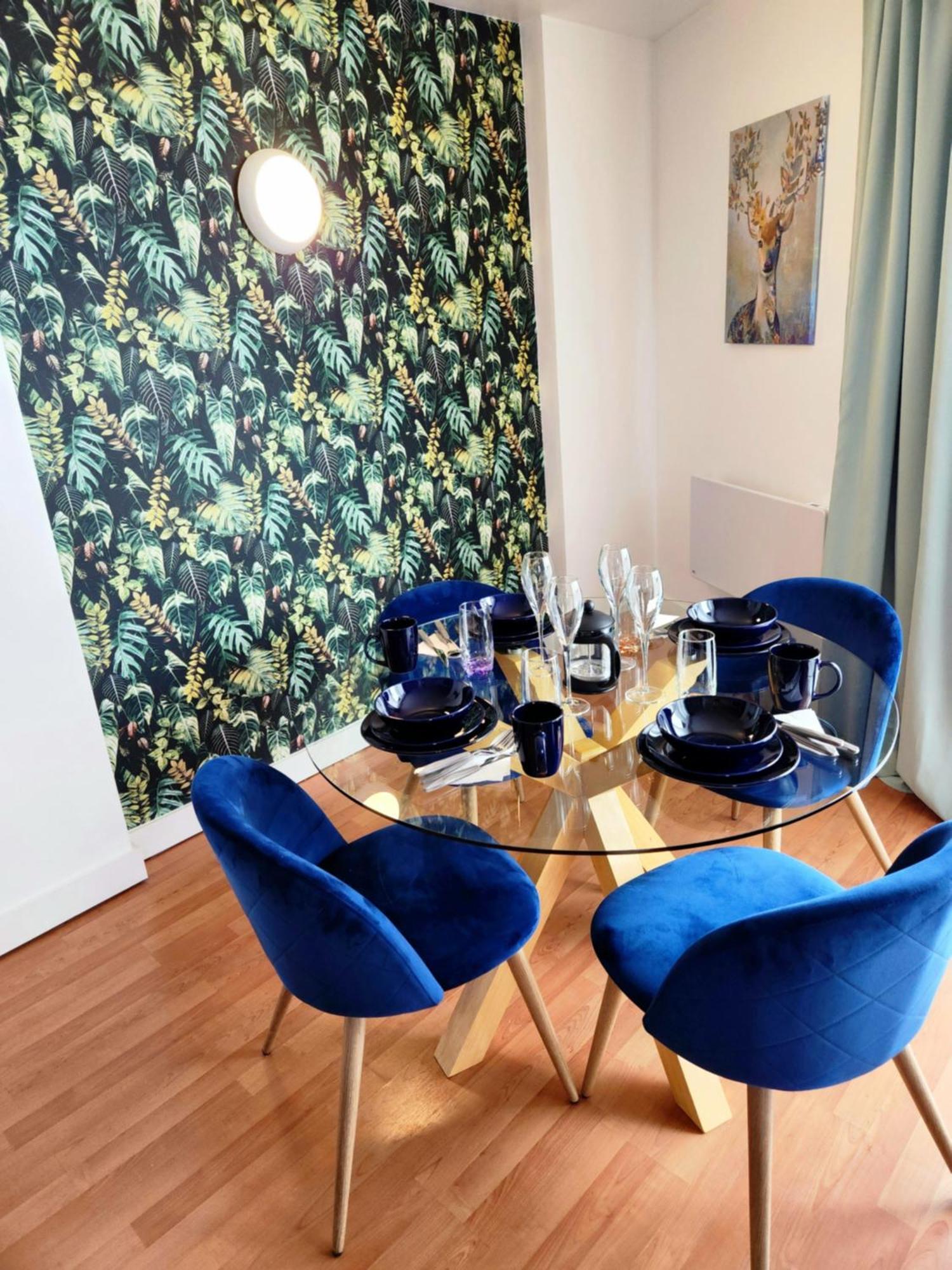 Centre 2 Bed & 2 Bath With Free Secured Parking Near And Hospital *
