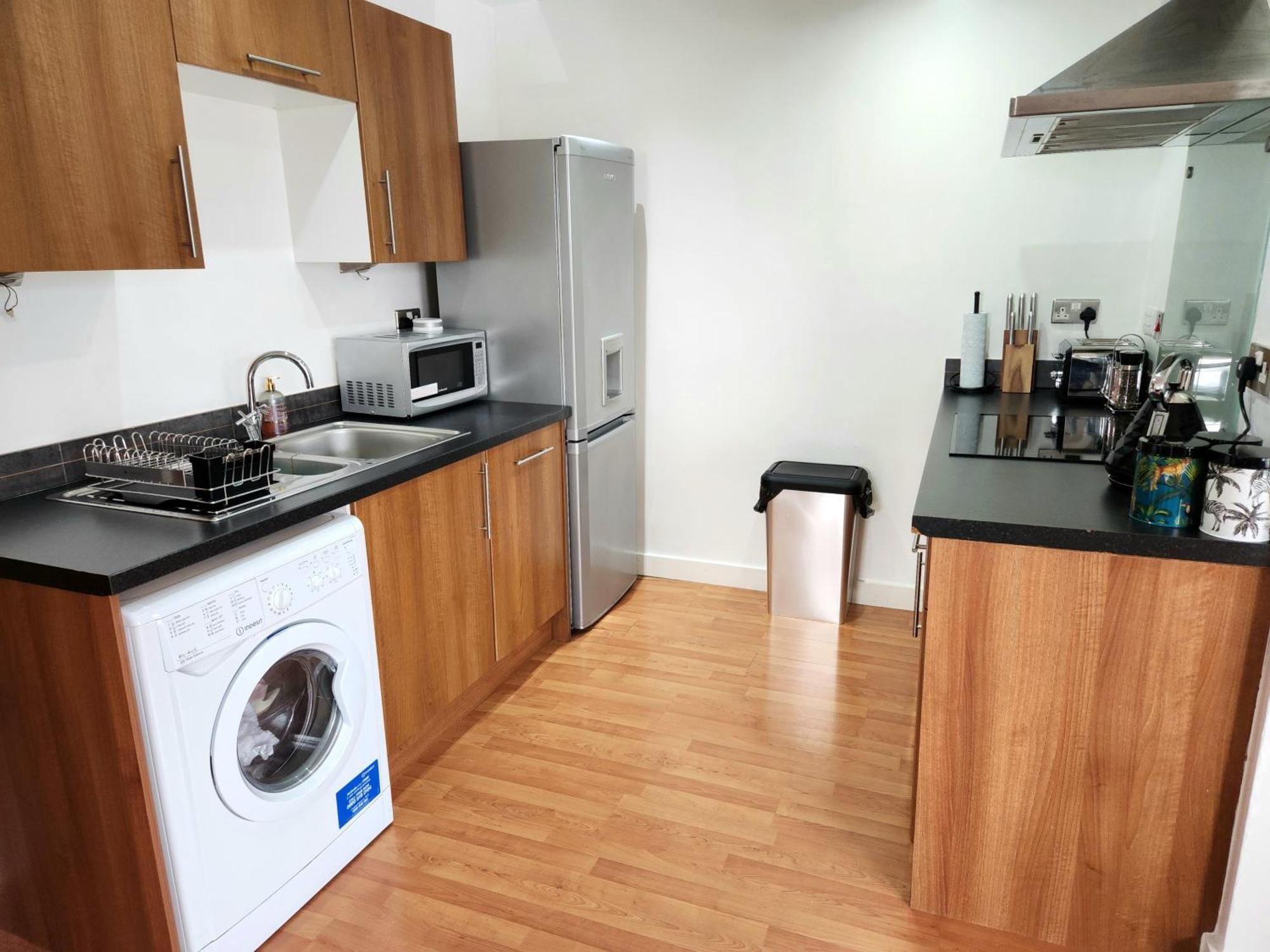 Apartment Centre 2 Bed & 2 Bath With Free Secured Parking Near And Hospital *