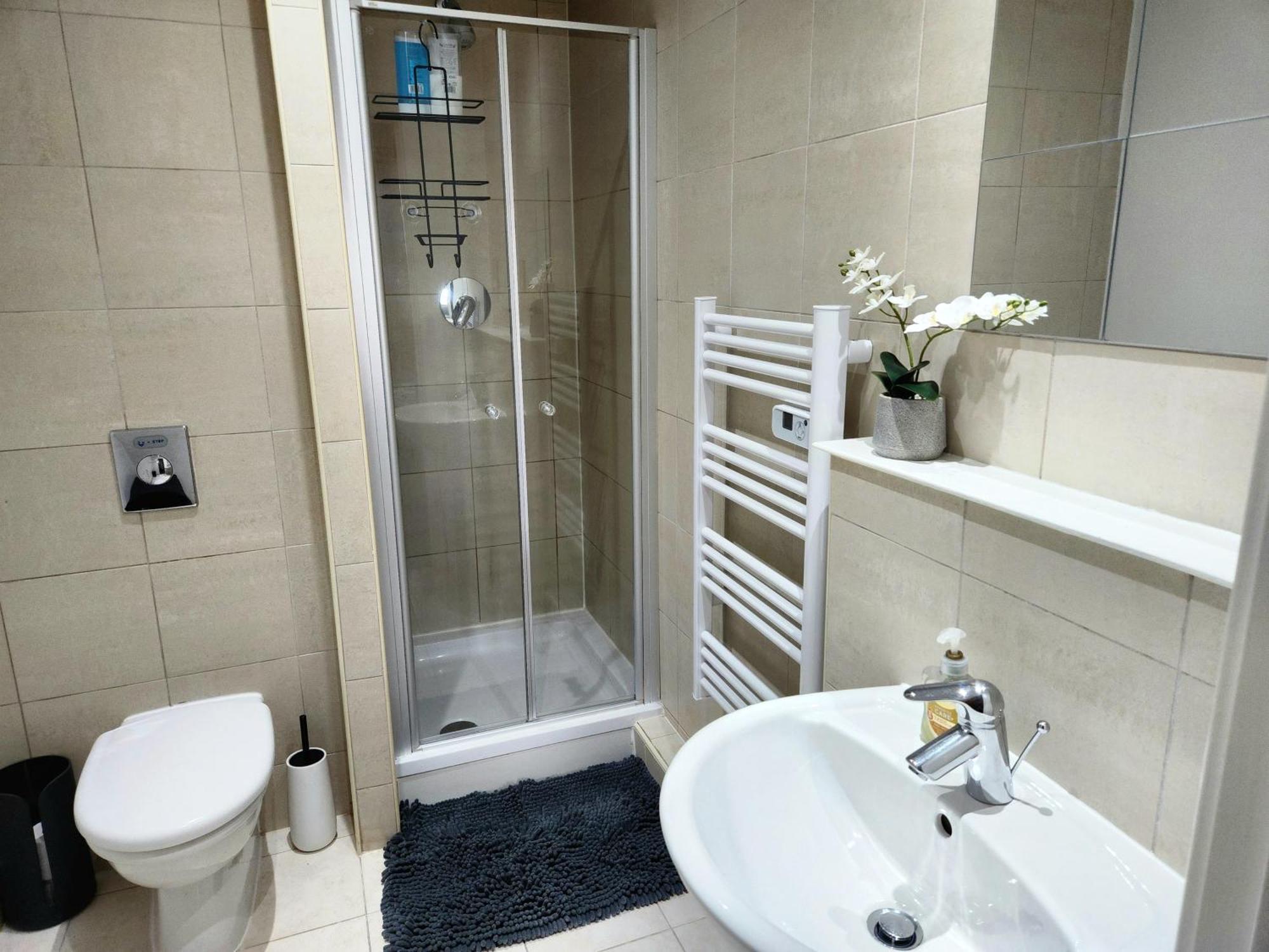 Centre 2 Bed & 2 Bath With Free Secured Parking Near And Hospital
