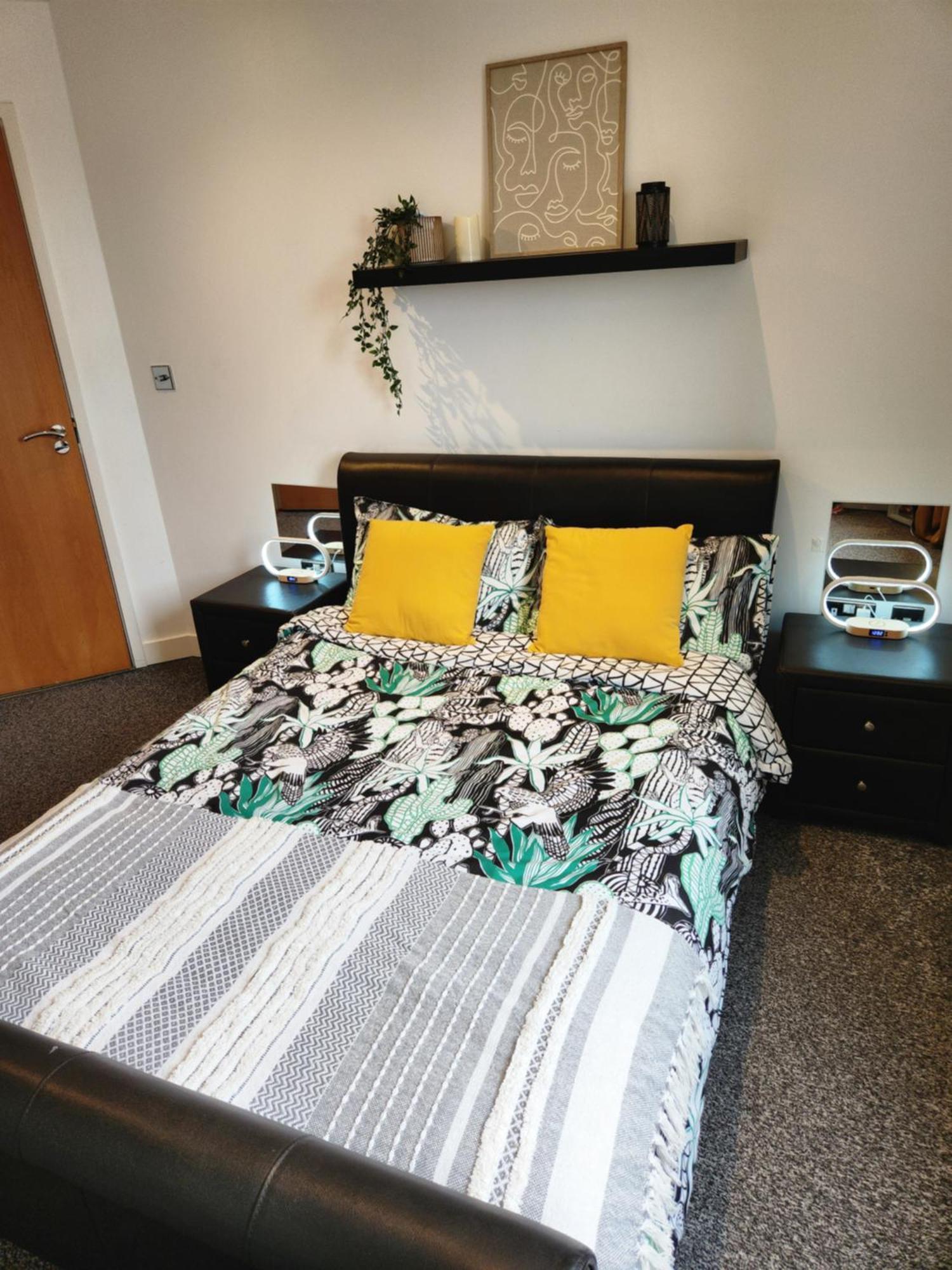 Apartment Centre 2 Bed & 2 Bath With Free Secured Parking Near And Hospital